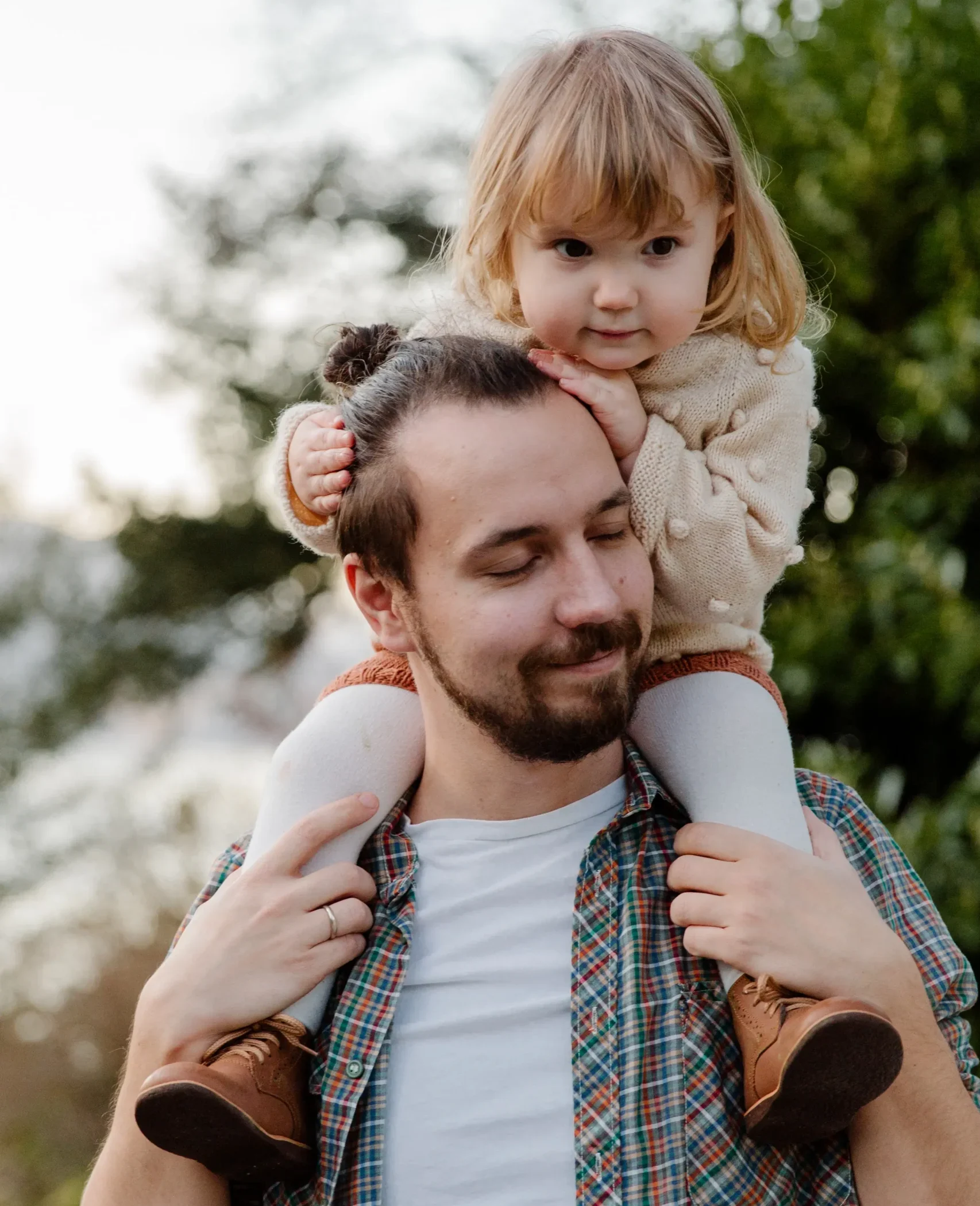 Father with his daughter on his shoulders.